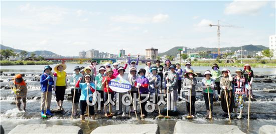 장흥군 여성단체협의회 '탐진강 맑은 물 가꾸기' 팔 걷고 나서