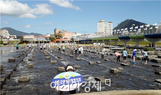 장흥군 여성단체협의회 '탐진강 맑은 물 가꾸기' 팔 걷고 나서