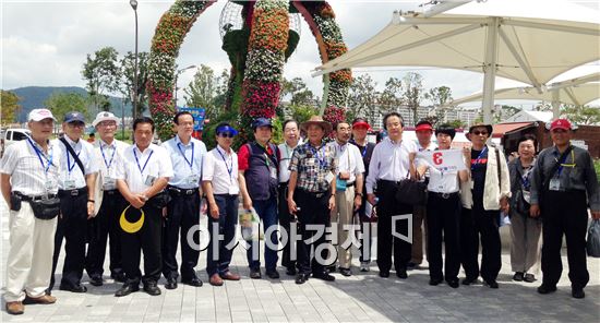 일본 관광객들이 18일 일본 JR큐슈 고속선 비틀호를 타고 순천 정원박람회를 방문 기념촬영을 하고 있다.
