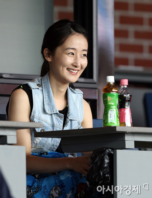 [포토] 이지윤 전 아나운서 '우리 남편 홈런레이스 응원하러 왔어요'