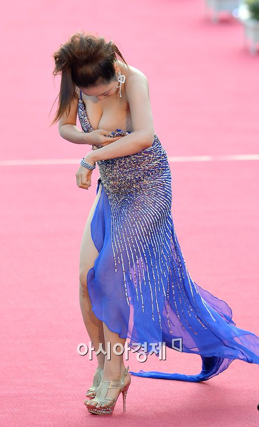 [포토]'노출사고' 여민정, 앗! 드레스가 흘러내려