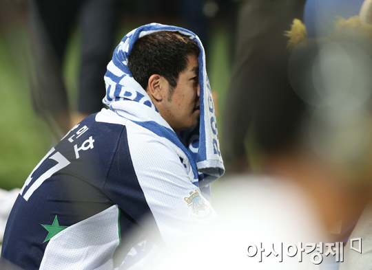 [포토] 강민호 '승엽이형 뭐야 무서워'