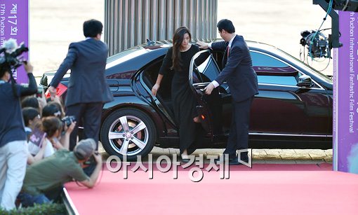 [포토]전지현, 차에서 내리는 모습도 '화보'