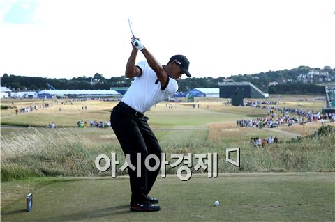  타이거 우즈가 디오픈 첫날 14번홀에서 티 샷을 하고 있다. 스코틀랜드=Getty images/멀티비츠.