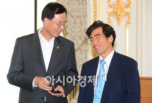 [포토]첫 인사 나누는 노대래-카즈유키 스기모토 