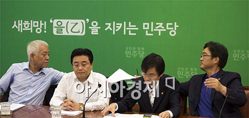 [포토]회의 자료 받는 김한길 대표