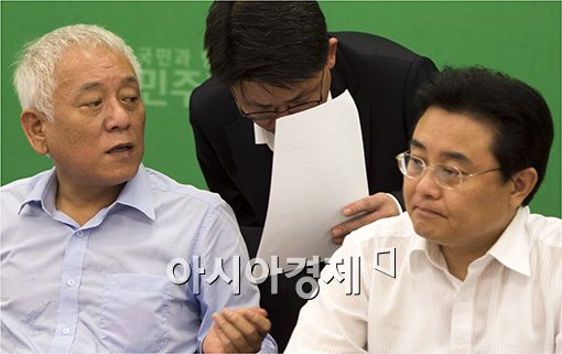 [포토]자료 확인하는 김한길 대표