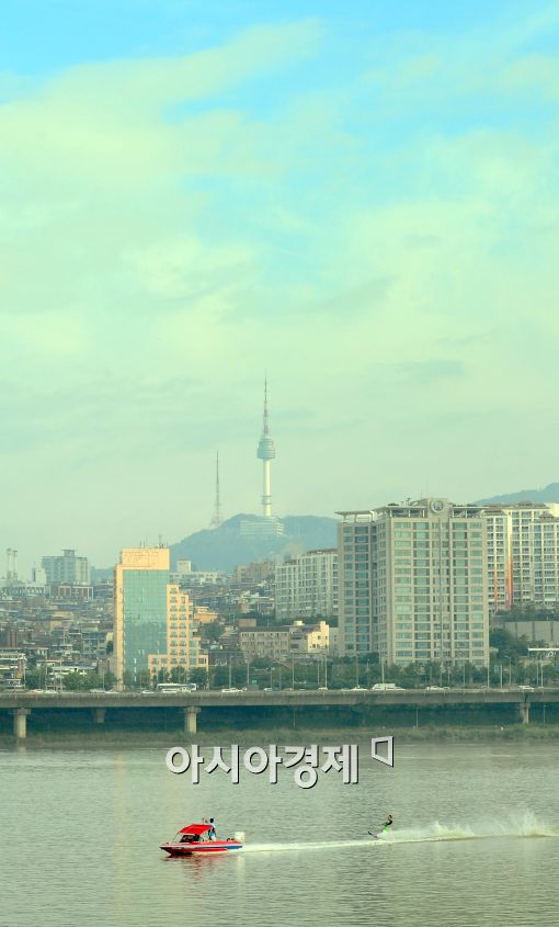 [포토]소강상태인 장맛비, 수상스키 즐기는 시민