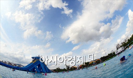 [포토]파란 하늘 아래서 즐기는 물놀이