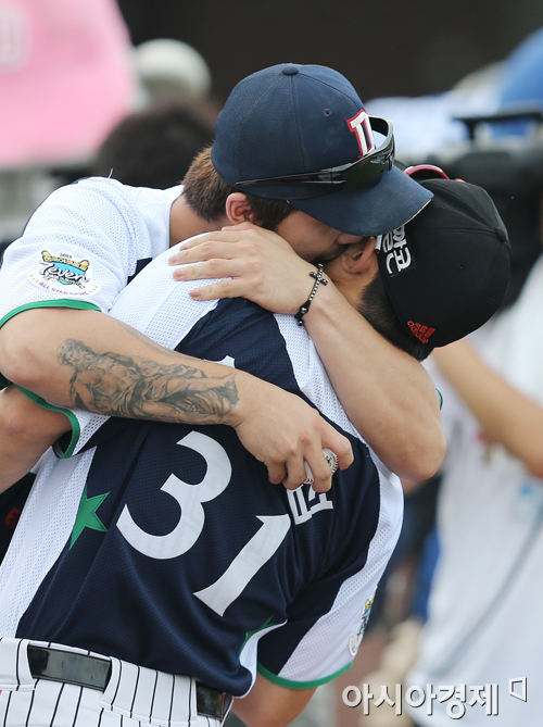 [포토] 번트왕 콘테스트 준우승 오재원 '손아섭 볼에 쪽'