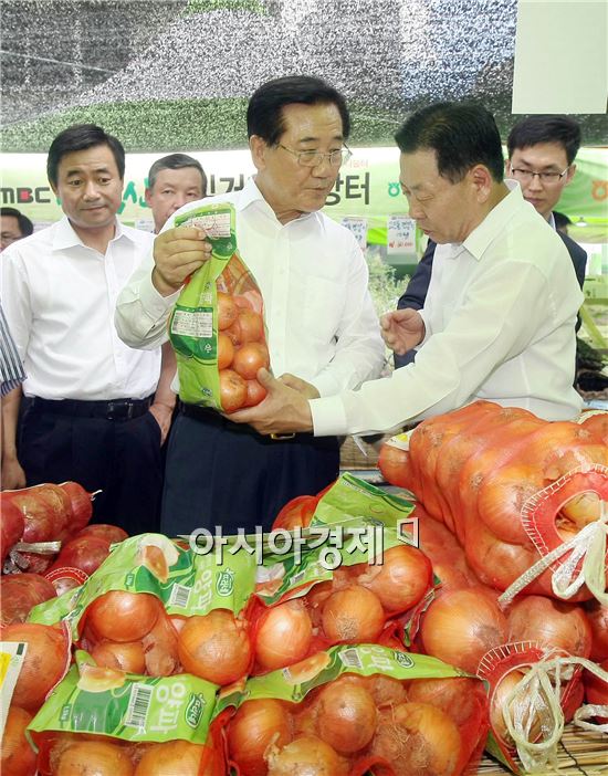 [포토]전남 농축산물 살펴보는 박준영 전남지사 