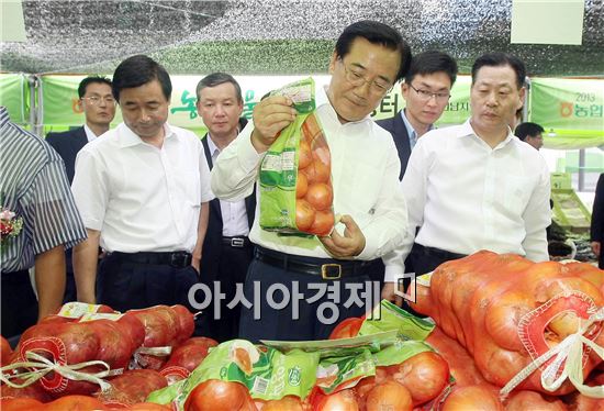 [포토]전남 농축산물 살펴보는 박준영 전남지사 