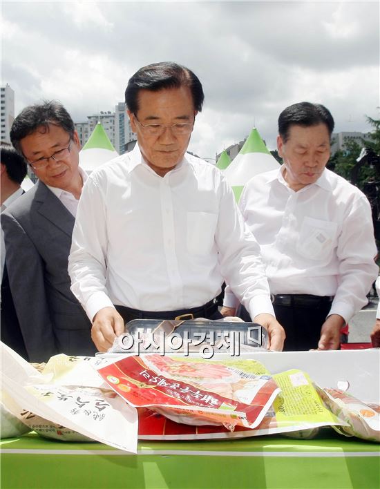 [포토]전남 농축산물 농부장터 축산물 살펴보는 박준영 전남지사