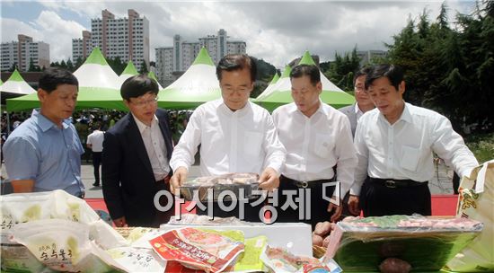 [포토]전남 농축산물 농부장터 축산물 살펴보는 박준영 전남지사