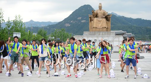 [포토]세종대왕님 같이 추실래요?