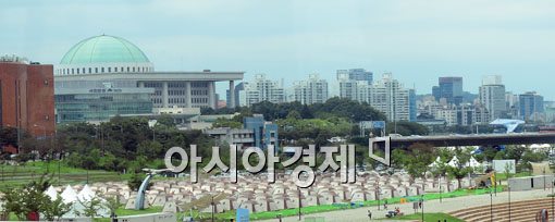 [포토]여의도 한강 야영장에 올망졸망 텐트들 