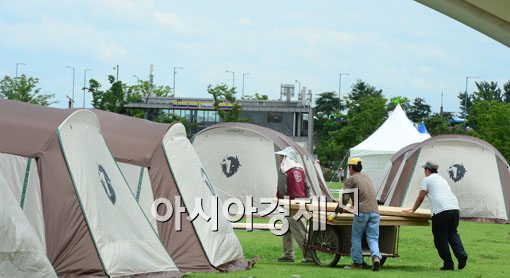 [포토]개장 한 시간 남았는데, 여전히 설치중 