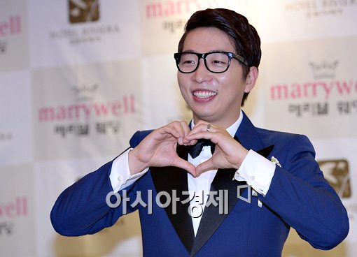 [포토]정범균, 예비신부에게 보내는 '사랑의 하트'