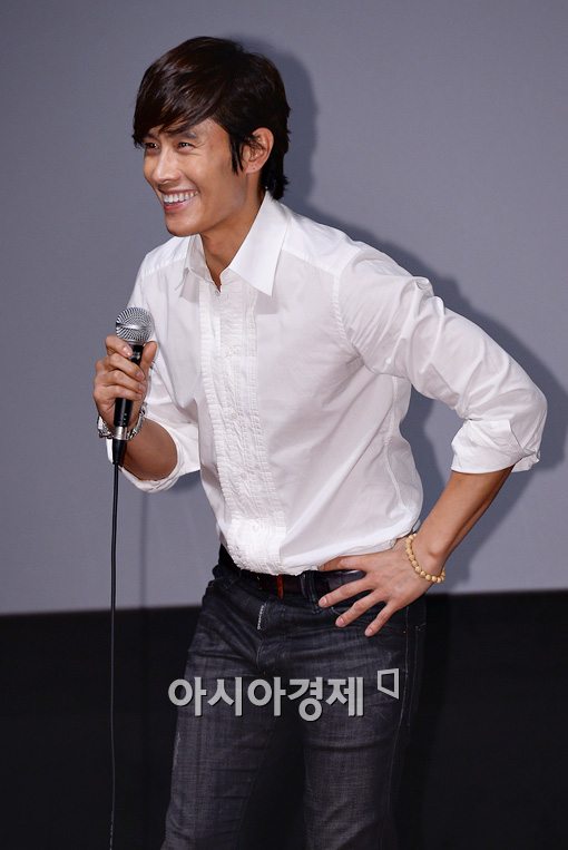 [포토]이병헌, 액세서리는 심플한 '염주'