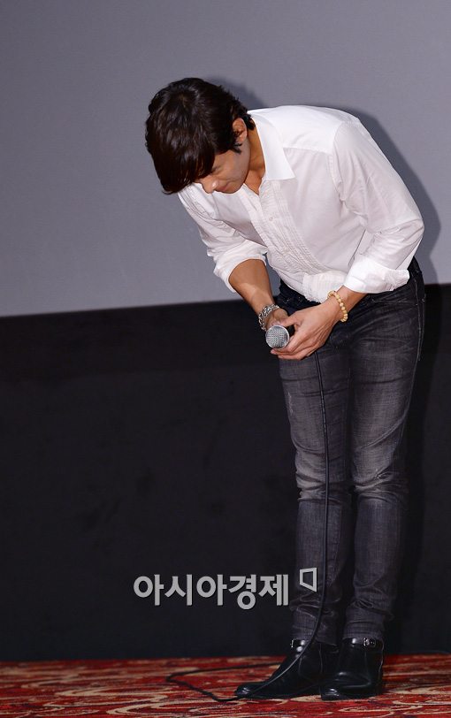 [포토]이병헌, 팬들에게 감사의 '90도인사'