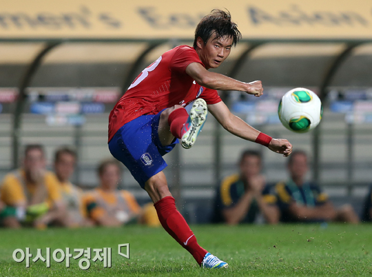 [포토] 김진수 '데뷔전에 선보이는 명품 왼발'