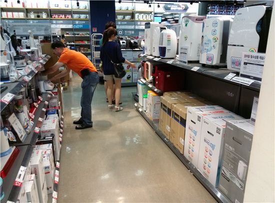 지난 20일 서울시 광진구에 위치한 대형마트 제습기 코너에서 소비자들이 제품을 살펴보고 있다. 