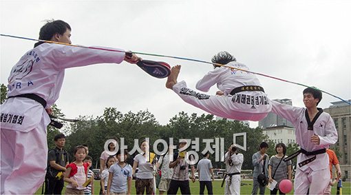 [포토]태권도 리듬 격파 시범