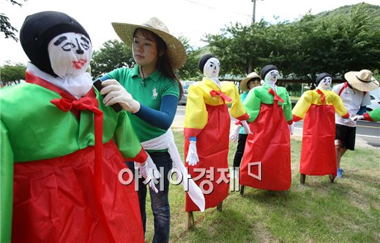 [포토]허수아비가 맞이하는 강진청자축제! 