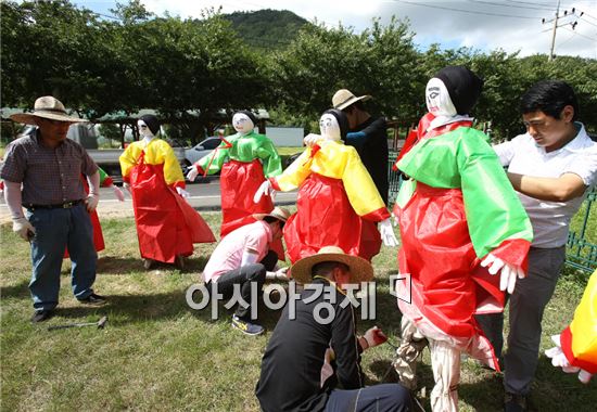 [포토]허수아비가 맞이하는 강진청자축제! 