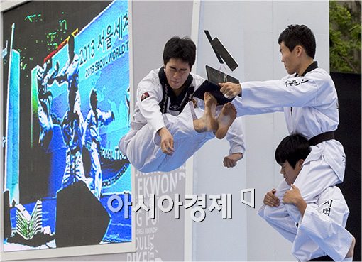 [포토]'격파 시범'