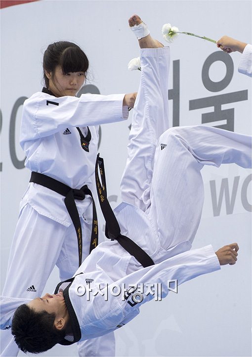 [포토]공중에서 돌아 꽃송이 떨어트리기