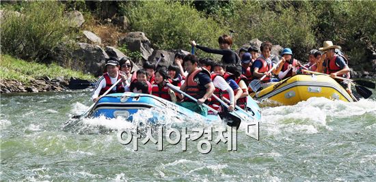 [포토]섬진강 래프팅 즐기는 학생들