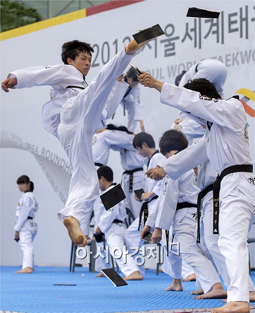 [포토]태권도 격파 시범