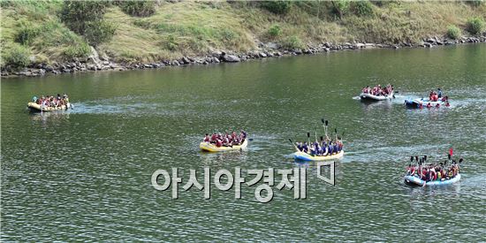 [포토]래프팅을 타면서 더위식히는 학생들