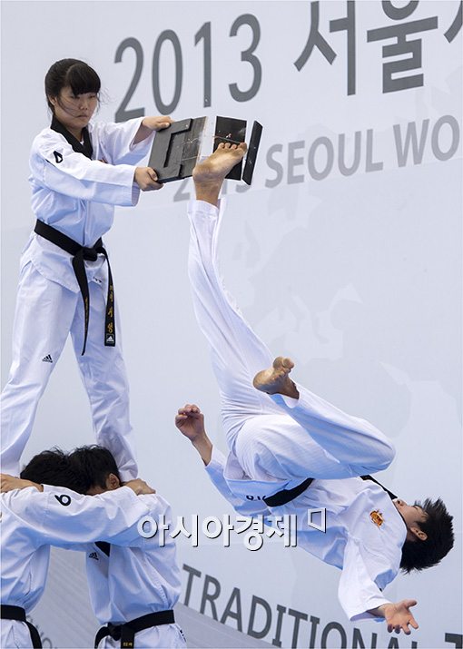 [포토]'태권도 격파 시범'