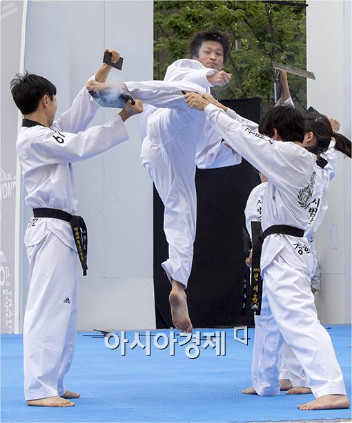 [포토]'격파 시범'