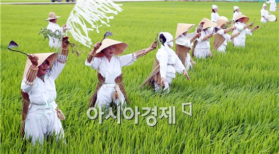 [포토]용전들노래를 부르면서 춤추는 농민들