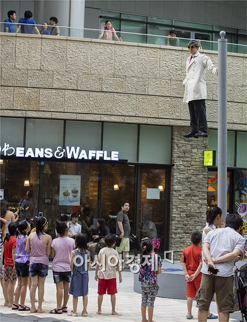 [포토]"아저씨, 더운데 거기서 뭐해요?"