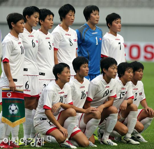 [포토] 기념촬영하는 북한 선수들