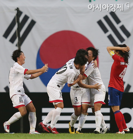 [포토] 태극기 앞 역전골 기쁨 나누는 북한 선수들