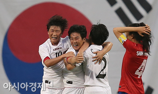 [포토] 태극기 앞 희비교차