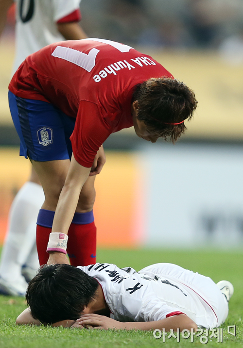 [포토] 북한 김남희에게 손 내미는 차연희 '괜찮니'