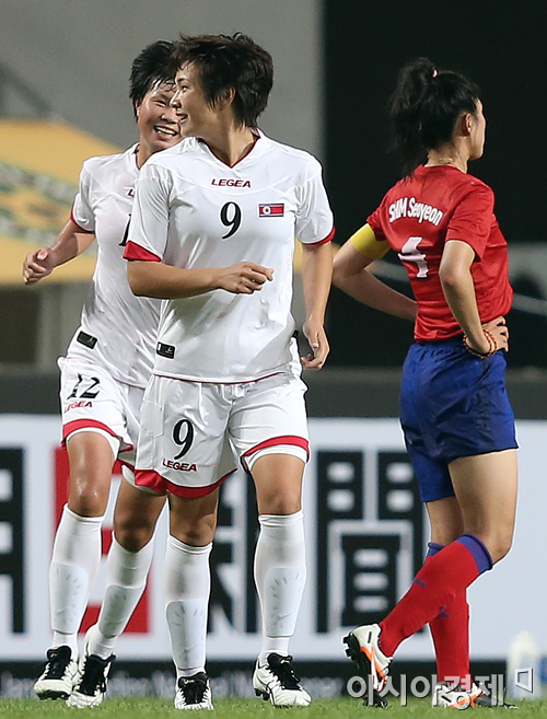 [포토] 남북대결 희비교차