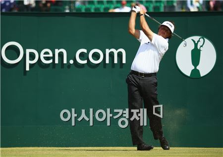  필 미켈슨이 디오픈 최종일 1번홀에서 티 샷을 한 뒤 공을 바라보고 있다. 스코틀랜드=Getty images/멀티비츠.