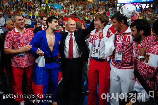 러시아 유도 선수단을 격려하는 블라디미르 푸틴 러시아 대통령(왼쪽에서 세 번째)[사진=Getty Images/멀티비츠]