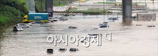 [포토]또 다시 내린 비, 물에 잠긴 차량들