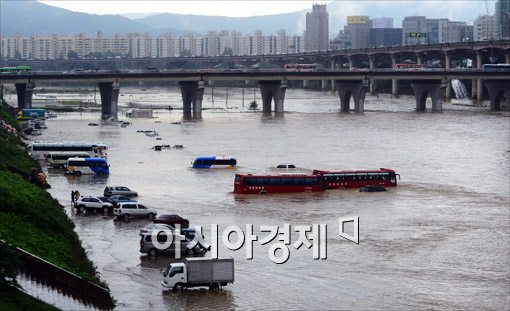 [포토]또 다시 물에 잠긴 서울 도심, 탄천주차장