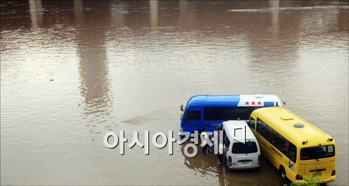 [포토]물에 잠긴 버스