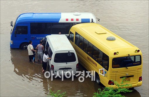 [포토]물에 잠긴 차량 살펴보는 시민들