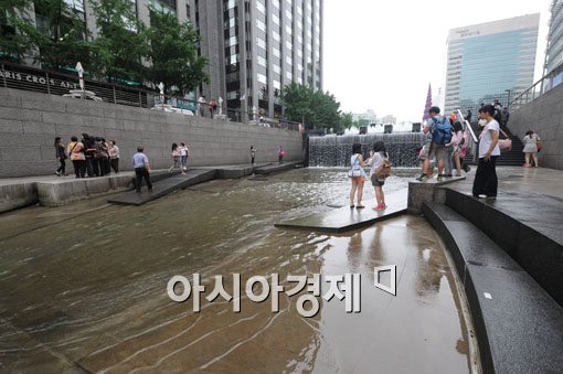 [포토]바닥 드러낸 청계천, 왜?